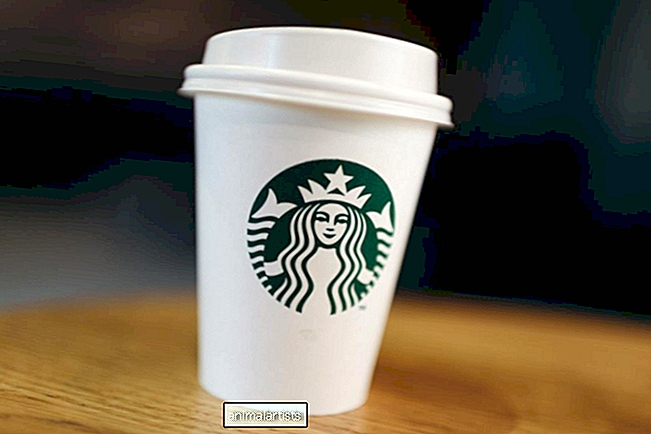 „Starbucks Barista“ filmuojasi, dovanoja šunims Puppuccino ir rezultatas yra grynas auksas